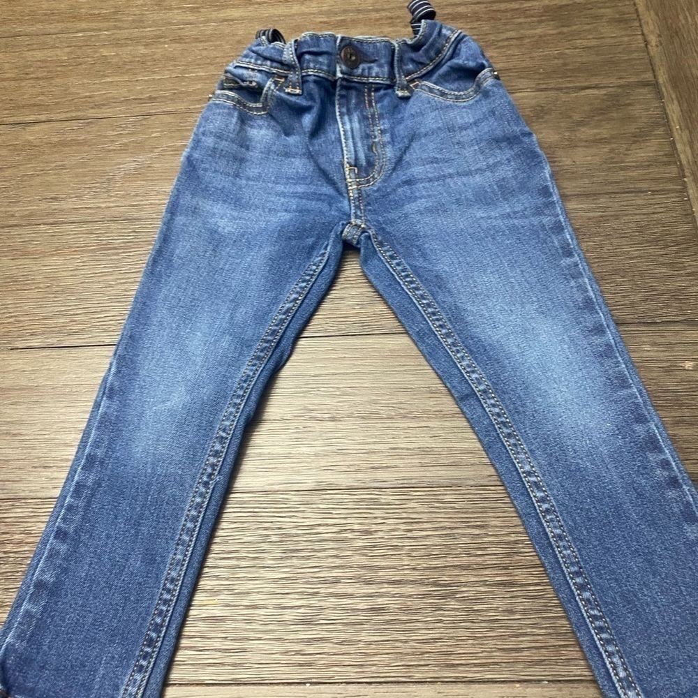 Oshkosh toddler skinny jeans size 3T
Preowned in excellent condition